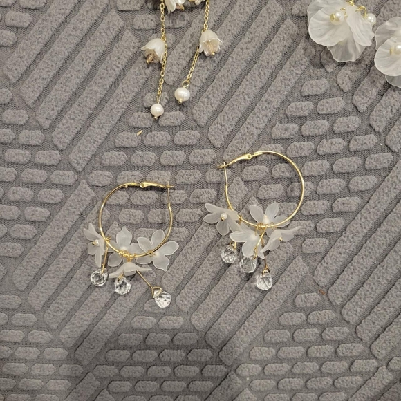 Delicate floral earrings - Picture 5 of 5